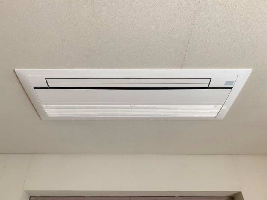家庭用天井埋込エアコン1方向のクリーニング