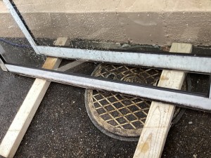 ガラスサッシのカビを取る
